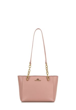 Bolso de cuero rosa con asas de cadena dorada, forma rectangular, logo en relieve en el frente, textura suave, diseño minimalista.