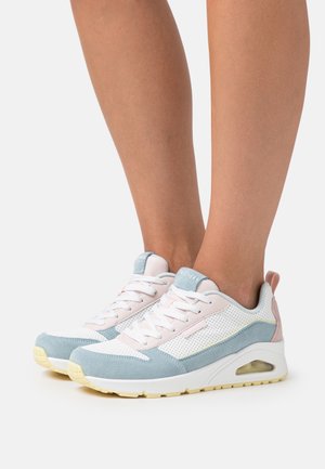 Sneaker leggera con tomaia in rete bianca e dettagli in suede blu e rosa, chiusura con lacci e ammortizzazione visibile nella suola.