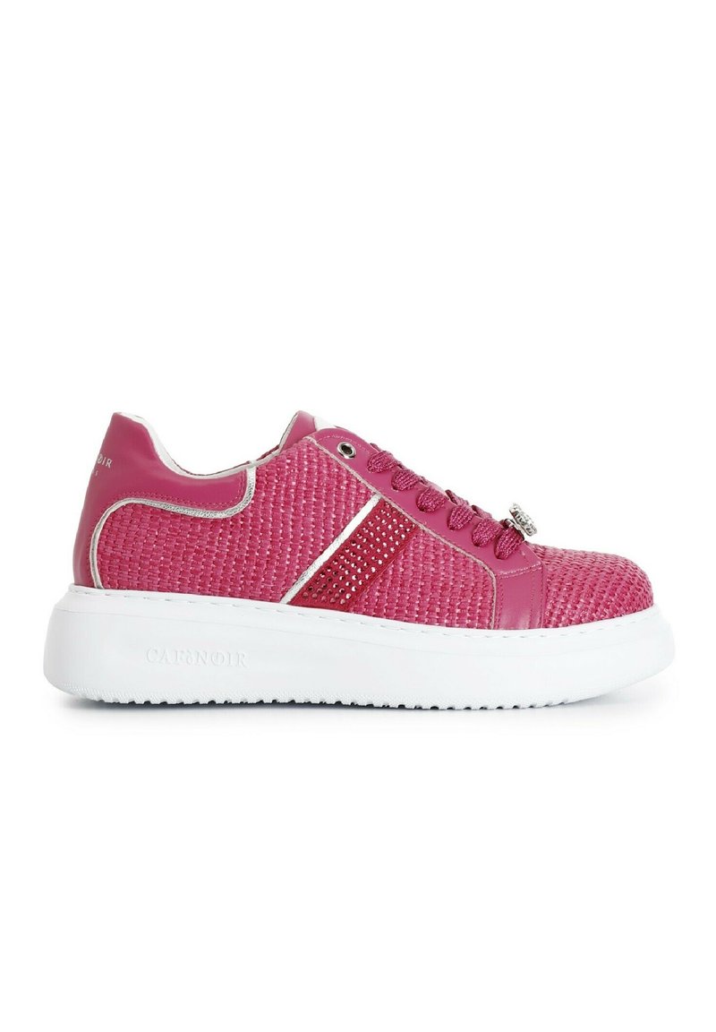 Růžová sneaker s texturovaným síťovým svrškem a hladkými koženými akcenty. Má kulatou špičku, bílou podrážku, šněrování vpředu a dekorativní nýty.