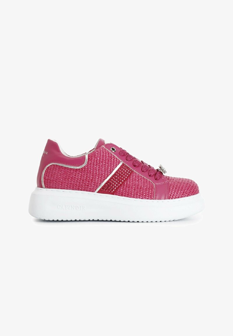Roze sneaker met een gestructureerde mesh bovenkant en gladde leren accenten. Heeft een ronde neus, witte zool, vetersluiting aan de voorkant en decoratieve klinknagels.