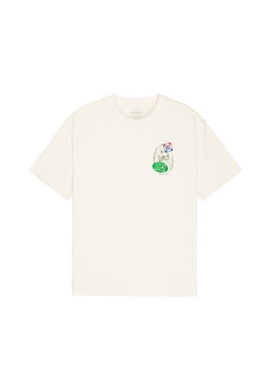 Weißes T-Shirt mit kurzen Ärmeln und einer kleinen Grafik auf der linken Brust, die eine Tropfenform, Zahlen und das RVCA-Logo in Grün zeigt.