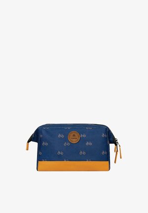Pochette en toile bleue ornée d'un motif de bicyclette, avec un patch logo marron et une base en cuir jaune. Elle comprend une fermeture éclair sur le dessus avec des tirettes à double zip.