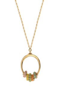 Collier doré avec un pendentif circulaire orné d'anneaux de perles colorées en orange, vert, bleu, rose et jaune. Chaîne à maillons texturée.