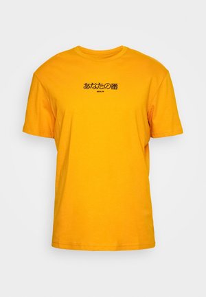 T-shirt en coton jaune à manches courtes, avec du texte noir en japonais et "BERLIN" imprimé en dessous. Design à col rond, texture lisse.