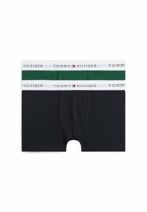 Dwie złożone bokserki Tommy Hilfiger z białymi pasami w talii, jedna ciemnozielona, druga czarna, ułożone na białym tle.
