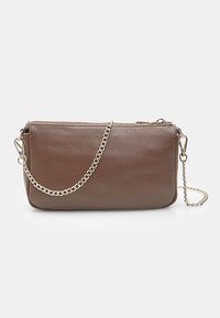 Clutch in pelle marrone con una finitura testurizzata, dotato di una tracolla in catena dorata e una chiusura superiore con zip. Forma rettangolare compatta.