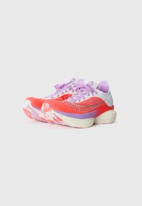 Des chaussures de course avec une tige en maille rouge respirante ornée d'accents violets, une semelle texturée et des motifs de couleur contrastants sur la semelle extérieure.