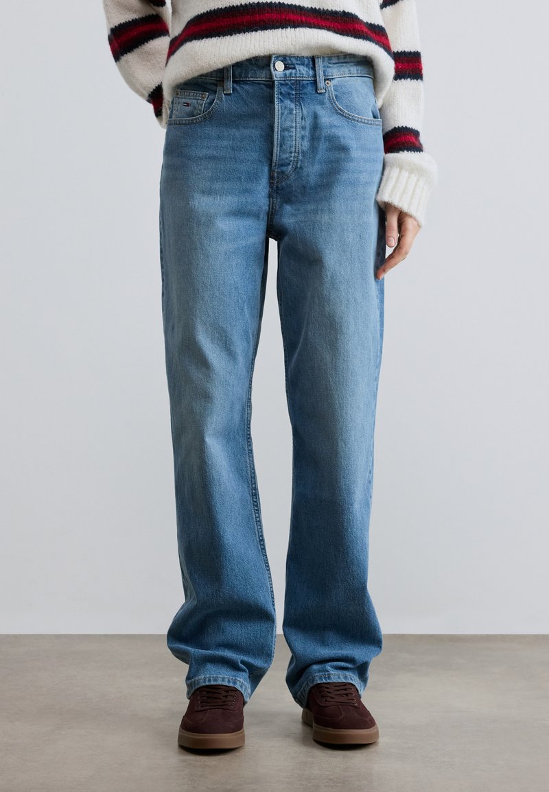 Τζιν παντελόνι σε ανοιχτό μπλε χρώμα με ίσια γραμμή, διαθέτει φερμουάρ, πέντε τσέπες και διακριτική ξεθώριαση για υφή στο ύφασμα.