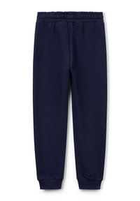 Marineblaue Sweatpants mit elastischem Bund und gerippten Bündchen, flach auf einem weißen Hintergrund dargestellt.