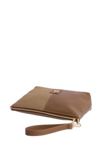 Cartera de muñeca de dos tonos marrón con cremallera dorada y cierre, forma rectangular y parche de logo cosido en la parte frontal.