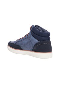 Hohe Sneaker aus blauem Wildleder und Textil. Ausgestattet mit braunen Schnürsenkeln, einem gepolsterten Kragen und einer weißen Gummisohle. Minimalistisches Design mit dezenten Akzenten.
