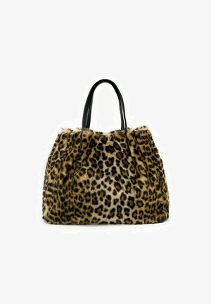 Torebka z futerka ekologicznego w panterkę z czarnymi skórzanymi paskami na ramię na białym tle.