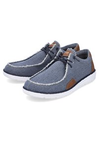 Chaussures décontractées pour hommes en tissu tissé bleu marine avec des accents en cuir tan. Dotées d'une semelle en caoutchouc blanc et de détails de couture contrastants.