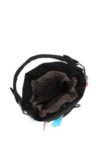 Sac fourre-tout noir avec un extérieur texturé. L'intérieur présente une doublure marron avec des pois roses et une poche zippée. Les accents en métal sont inclus.