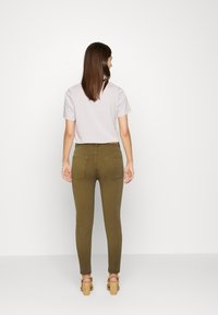 edc by Esprit MEDIUM RISE CROPPED - Calças de ganga de corte skinny - khaki green