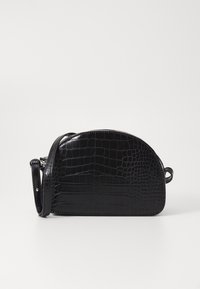 Bolso de mano de imitación cuero negro con un patrón de cocodrilo brillante, forma redondeada y una correa desmontable, con detalles de hardware en plata.