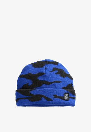 Pletená čepice v živé modré barvě s černým maskovacím vzorem; má složený lem a malou značkovou cedulku na boku.