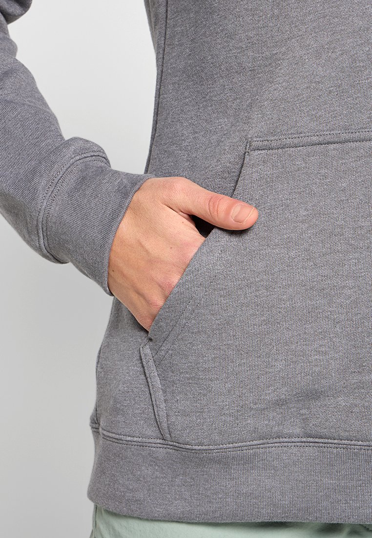 Sudadera gris con un acabado texturizado, que presenta un bolsillo frontal y puños acanalados. La tela parece suave y ligeramente elástica.