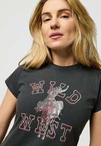Wrangler SHRUNKEN BAND - T-shirts print - faded_black