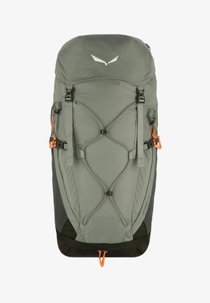 Sac à dos gris avec une surface texturée, présentant un fond noir, des sangles réglables et des accents orange, fermé par un système de cordon de serrage et de boucle.