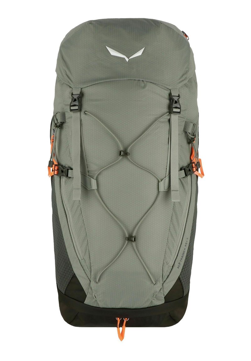 Sac à dos gris avec une surface texturée, présentant un fond noir, des sangles réglables et des accents orange, fermé par un système de cordon de serrage et de boucle.