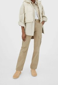 Stradivarius Vesta - white