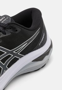 ASICS Cestná bežecká obuv - black/white