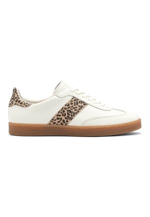 Sneaker in pelle bianca con striscia accentata in stampa leopardata e tallone coordinato, con una finitura testurizzata e suola in gomma color tan.