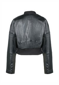 Zkrácená černá kožená bunda s žebrovaným límcem a manžetami. Hladká textura s výraznými rameny a logem na zadní straně.