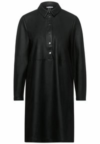 Svart läderklänning med krage, framknäppning, långa ärmar och avslappnad passform. Slät textur med minimalt med detaljer.