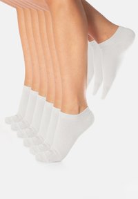 Calcetines blacos hasta el tobillo dispuestos en un patrón de degradado, fabricados con una tela suave, con un puño acanalado y un diseño de punta sin costuras.