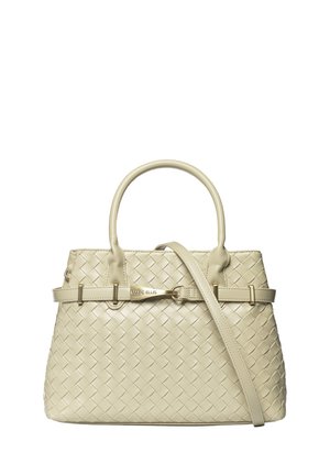 Sac à main en cuir tressé beige avec deux poignées rondes, une longue bandoulière et un détail de ceinture horizontale avec une fermeture dorée et le logo Marc Ellis.
