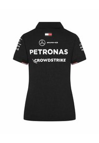Czarna koszulka polo z białym logo "PETRONAS" i "CROWDSTRIKE" na plecach, z kołnierzykiem i krótkimi rękawami. Zawiera logotypy sponsorów na rękawach.