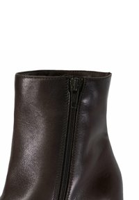 Bruine leren enkelboot met een zijrits, een gladde textuur en een aansluitend ontwerp. De bovenrand is lichtgerold voor extra stijl.