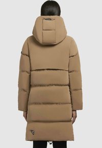 Lang brun pufferjakke med hætte, der har et quiltet design, snor i kanten og et lille logo nederst til venstre. Glat tekstur.