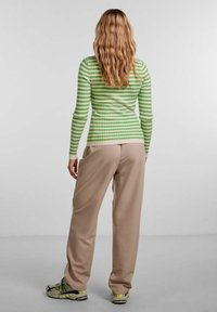 Pieces Stickad tröja - light green