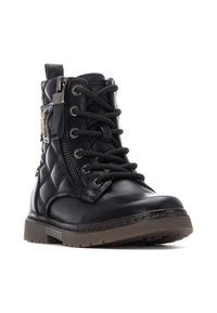 Botas de tobillo negras con un diseño acolchado, puntera redonda, enfrente con cordones, cremallera lateral y suela de goma texturizada. Presenta detalles metálicos en el lateral.
