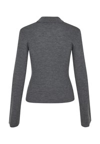 Pulover gri tricotat cu striații, cu guler, mâneci lungi și o silueta ajustată. Textură netedă fără motive sau detalii din metal vizibile.