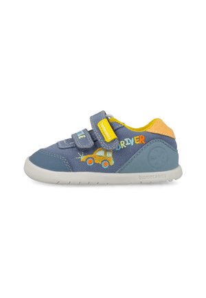 Zapatilla infantil azul y amarilla con bordado de coche, dos cierres de velcro y suela blanca con la marca "biomecanics".