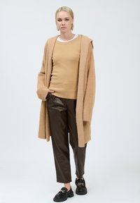 INFLUENCER CREW-NECK - Maglione - camel