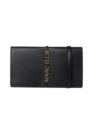 Pochette in pelle nera Marc Ecless con dettaglio del logo verticale dorato e sottile tracolla su sfondo bianco.