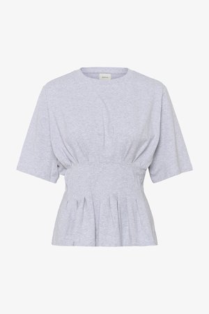 Blusa grigio chiaro a maniche corte con scollo rotondo e dettaglio in vita arricciata che crea una silhouette aderente.