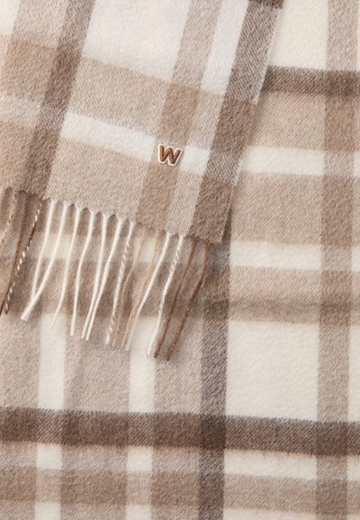 Brun og creme plaid tæppe med frynser. Lavet af blødt, tekstureret stof. Har et lille broderet "W" på kanten.