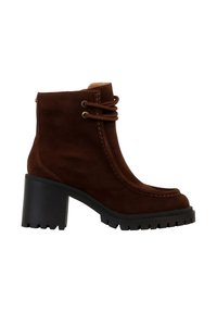 Botas de tobillo de ante marrón con puntera redondeada, diseño con cordones y tacón grueso negro. Presentan una suela resistente para mayor tracción y detalles de costura.