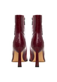 Stivaletti alla caviglia in pelle laccata bordeaux con texture a coccodrillo, tacchi a stiletto sottili e chiusura laterale con zip. Finitura liscia e lucida.