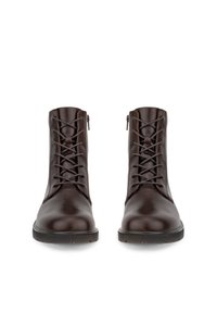 Paar dunkelbraune Leder-Schnürstiefeletten mit seitlichen Reißverschlüssen, robuste Sohlen, von vorne auf weißem Hintergrund.