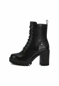 Botín de cuero negro hasta el tobillo con un tacón alto grueso, punta redonda y cordones en la parte delantera. Presenta ojetes metálicos y un panel lateral texturizado.