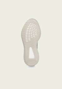 Sola do sapato com uma superfície texturizada e borrachenta. Logótipo da Boost visível. Cor: branco translúcido com um padrão estriado.