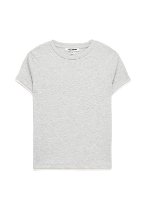 Lichtgrijs katoenen T-shirt met korte mouwen en ronde hals, maattlabel zichtbaar aan de binnenkant van de kraag.