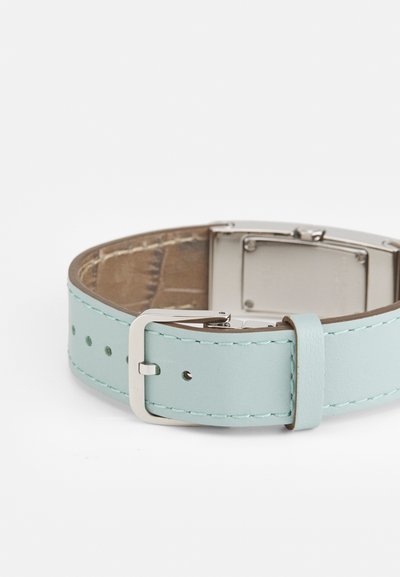 Cinturino in pelle azzurro chiaro con fibbia in metallo argentato, caratterizzato da dettagli di cucitura e più fori per la regolazione della misura.